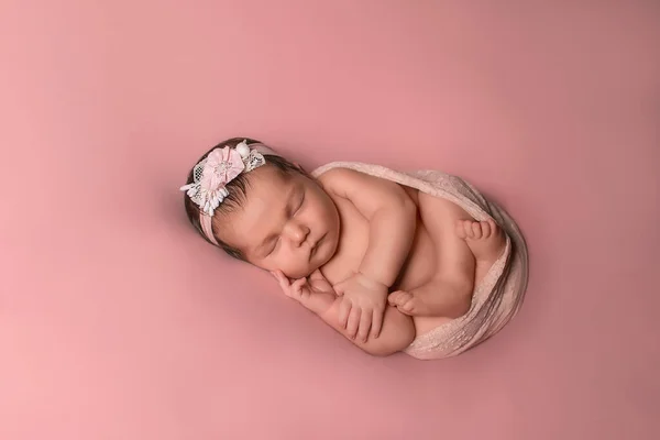 可愛い新生児は花と寝ています ピンクの背景で — ストック写真