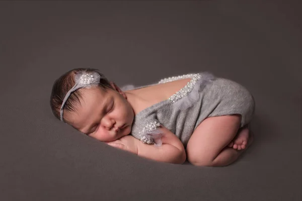 かわいいです新生児とともにおもちゃ寝オンベッド トップビュー — ストック写真