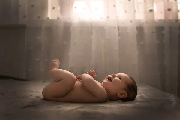 Ένα Μικρό Παιδί Στο Κρεβάτι Μπροστά Από Παράθυρο Ξανθό Παιδί — Φωτογραφία Αρχείου
