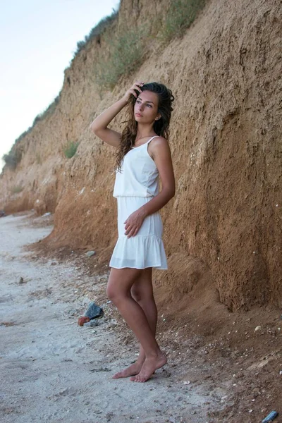Młoda Piękna Dziewczyna Pobliżu Klifu Morza Białej Sukience — Zdjęcie stockowe