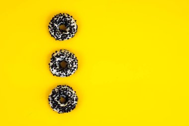 Sarı arka planda çikolatalı çörekler. Arka planda uzan. Reklamınız için yer ,