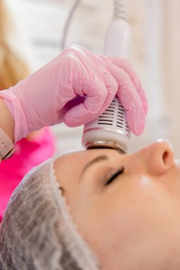 Yüz için donanım mezoterapisi. Dermapen aparat fotoğrafı. Kozmetoloji prosedürleri. Kaldırma ve mezoterapi için kozmetik cihaz. .