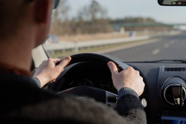 Adam araba kullanıyor. Genç adam araba kullanıyor. İçinden vurulmuş. sürme