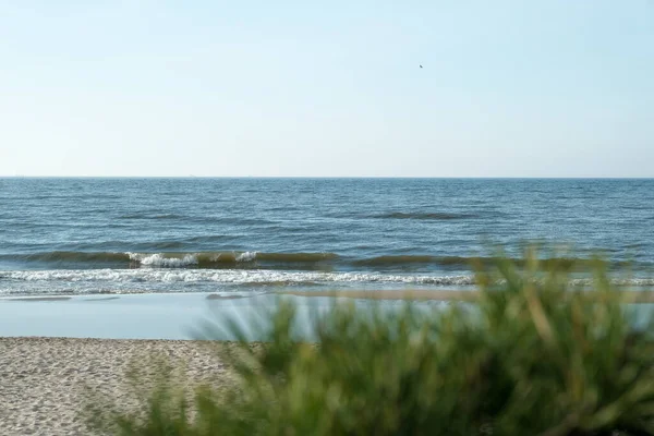 Uitzicht Een Zandstrand Rotsen Achtergrond Blauwe Middellandse Zee Bij Kleurrijke — Stockfoto