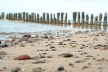 Çakıl taşlı toprak seti. Kum. deniz.