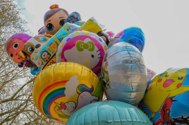 Mavi gökyüzü arka planında renkli balonlar. helyum balonları