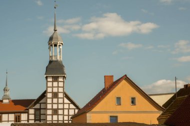 Keskin çatıları olan eski bir bina. Tepe çatıydı. Alman kültürü. ..
