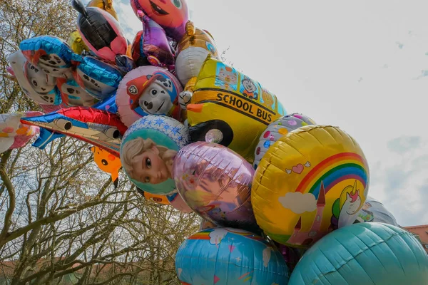 Mavi gökyüzü arka planında renkli balonlar. helyum balonları