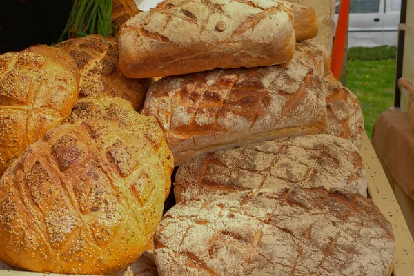 Taze zanaatkar ekmeği somunları. evde ekmek pişirmek. Büyük somunlar.