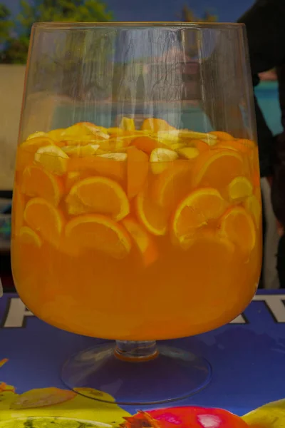 Punch Fruits Dans Grand Bol Verre Buvez Avec Une Variété — Photo