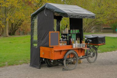 Sokakta kahve satıyorum. Kahve ve tatlı satan seyyar mutfak veya yemek kamyonu.!