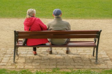Parktaki yaşlılar. Yaşlı çift parktaki bankta oturuyor.