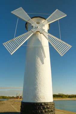 Güneş doğarken eski değirmen deniz fenerinin manzarası. Swinoujscie. Polonya. - Evet. deniz feneri değirmeni