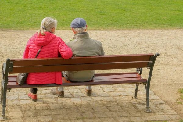 Oldies Parque Pareja Ancianos Sentados Banco Del Parque — Foto de Stock