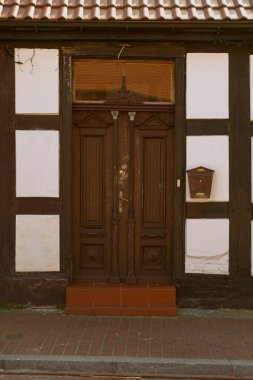 Eski, kısmen hasarlı ve kırsal bir kapı. Eski ön kapılar !