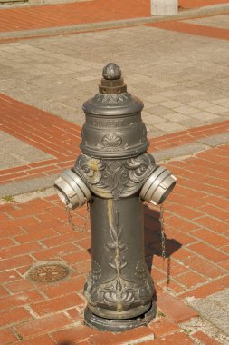 Yeni doğmuş bebek yatakta yatıyor. Arka planda pencereden gelen ışık. Annenin çocuğa olan sevgisi kavramı.