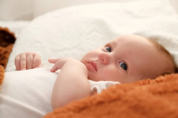 Bebê Recém Nascido Jaz Cama Fundo Luz Janela Conceito Amor — Fotografia de Stock