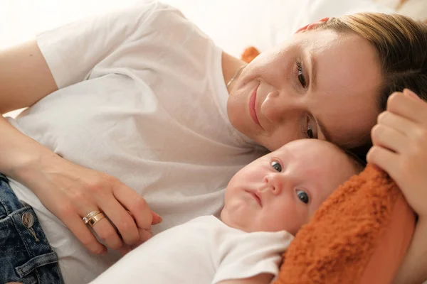 Det Nyfödda Barnet Ligger Sängen Bakgrunden Ljuset Från Fönstret Begreppet — Stockfoto