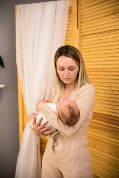 Mamá Sostiene Bebé Recién Nacido Sus Brazos Fondo Sol Brilla —  Fotos de Stock