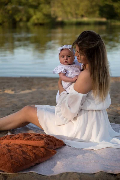 Mamá Con Bebé Recién Nacido Sienta Playa Arena Mamá Sostiene —  Fotos de Stock