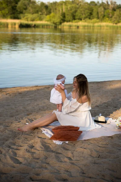 Máma Novorozeným Dítětem Sedí Pláži Písku Máma Drží Novorozeně Dítě — Stock fotografie