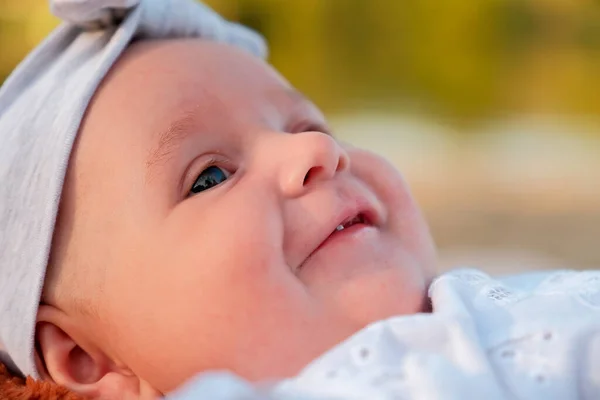 Bayi Perempuan Yang Baru Lahir Ada Pantai Dengan Gaun Putih — Stok Foto