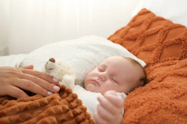 Bebê Recém Nascido Dorme Uma Cama Ursinho Pelúcia Fica Nas — Fotografia de Stock