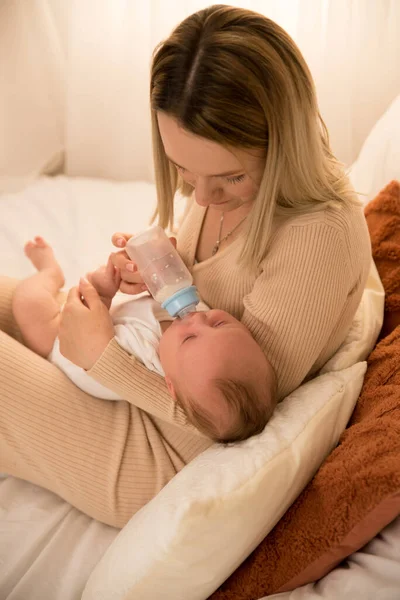 Mamá Alimenta Bebé Recién Nacido Con Biberón Sol Brilla Fondo —  Fotos de Stock