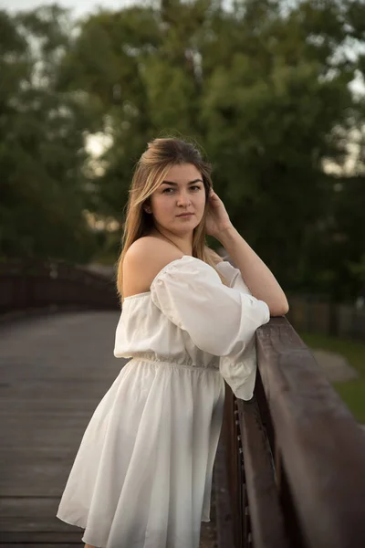 Una Hermosa Chica Vestido Blanco Encuentra Puente Madera — Foto de Stock