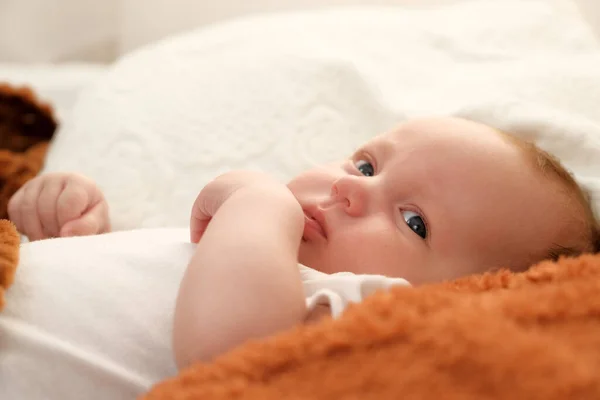 Новорожденный Лежит Кровати Ребенок Играет Кровати — стоковое фото