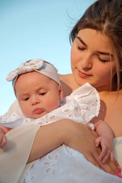 Yeni Doğmuş Bebeği Olan Beyaz Elbiseli Güzel Bir Kız Kumsalda — Stok fotoğraf