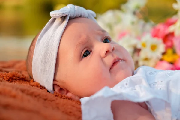 Bebê Recém Nascido Menina Jaz Praia Vestido Branco — Fotografia de Stock