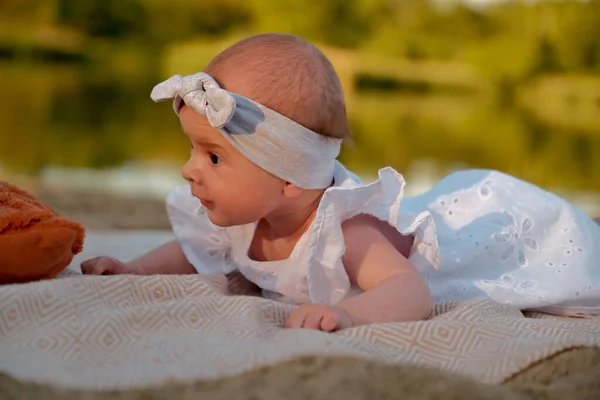 新生児の女の子はビーチにいます 白いドレスを着て — ストック写真