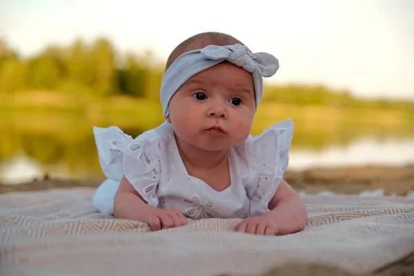 Newborn Baby Girl Lies Beach White Dress — Stock Photo, Image