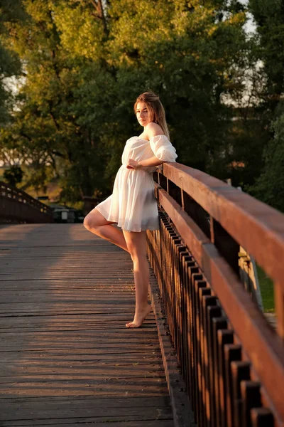 Piękna Dziewczyna Białej Sukience Stoi Drewnianym Moście — Zdjęcie stockowe