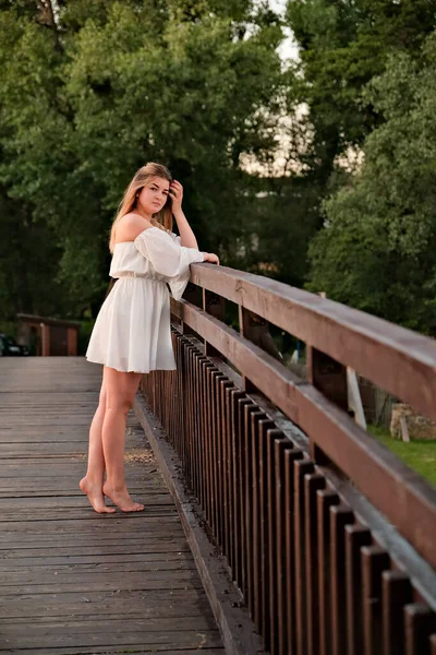 Piękna Dziewczyna Białej Sukience Stoi Drewnianym Moście — Zdjęcie stockowe
