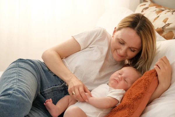 Mamá Con Bebé Recién Nacido Yace Cama Mamá Besa Niño —  Fotos de Stock