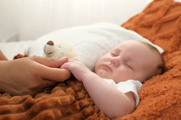 Bebé Recién Nacido Duerme Una Cama Oso Peluche Encuentra Cerca — Foto de Stock