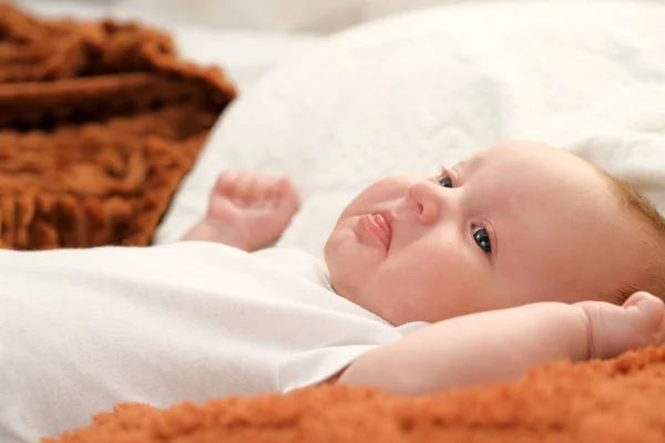Νεογέννητο Μωρό Βρίσκεται Στο Κρεβάτι Μωρό Παίζει Στο Κρεβάτι — Φωτογραφία Αρχείου