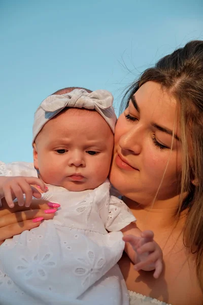 Una Hermosa Chica Vestido Blanco Con Bebé Recién Nacido Está —  Fotos de Stock