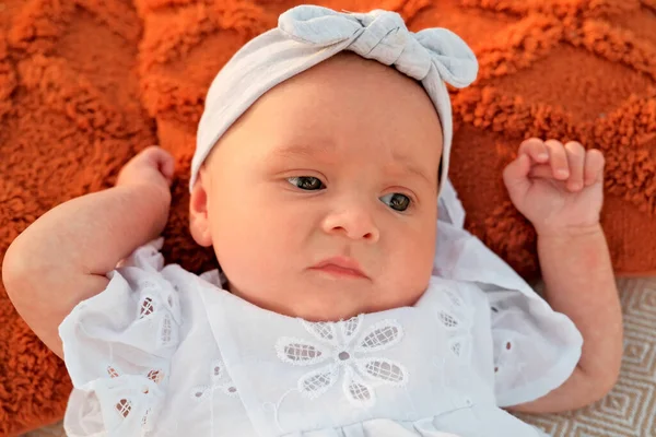 Bebê Recém Nascido Menina Jaz Praia Vestido Branco — Fotografia de Stock