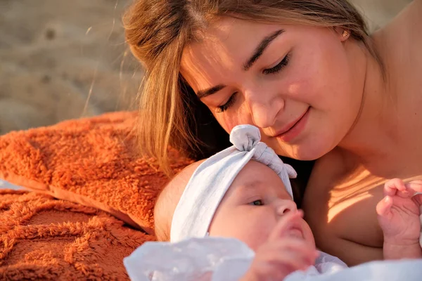 Mamá Con Bebé Recién Nacido Yace Playa Vestidos Blancos Flores —  Fotos de Stock