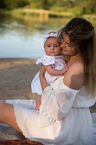 Anne Yeni Doğmuş Bir Bebek Kumsalda Oturuyor Kumsalda Anne Kucağında — Stok fotoğraf