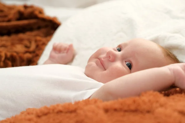 新生児はベッドに寝そべってる 赤ん坊はベッドで遊ぶ — ストック写真