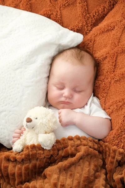 Новорожденный Ребенок Спит Кровати Поблизости Лежит Плюшевый Мишка Мать Ребенок — стоковое фото