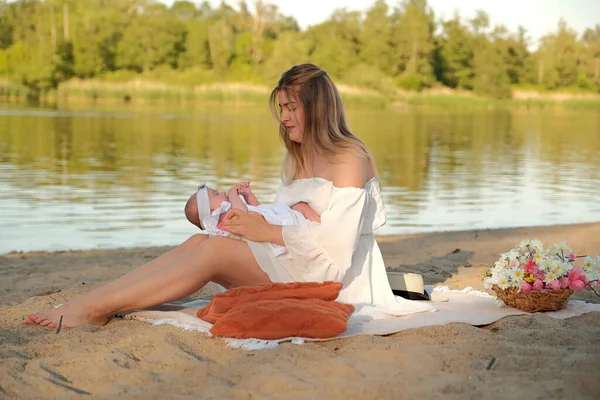 Krásná Dívka Bílých Šatech Novorozeně Dítě Sedí Pláži Písku — Stock fotografie