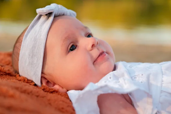 Νεογέννητο Κοριτσάκι Βρίσκεται Στην Παραλία Λευκό Φόρεμα — Φωτογραφία Αρχείου