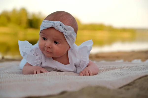 Bebé Recién Nacido Encuentra Playa Vestido Blanco — Foto de Stock