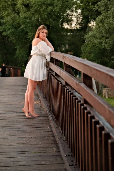 Beautiful Girl White Dress Stands Wooden Bridge — Stock Photo, Image