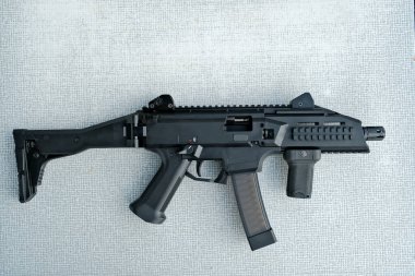 Makineli tüfek masanın üstünde. Makineli tüfekle yakın çekim. askeri silah.